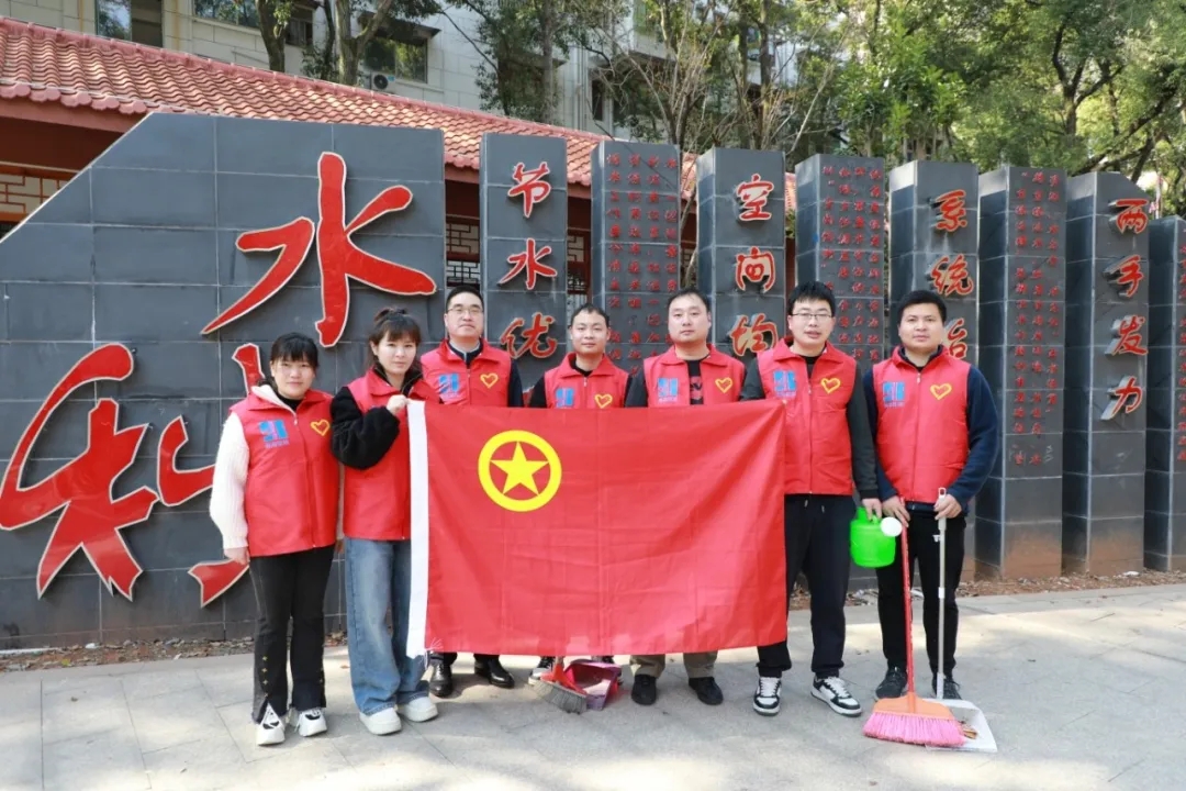 傳承雷鋒精神 共筑“五彩”青春