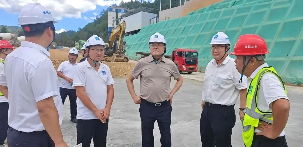 桂茲軍赴梅山灌區(qū)大壩項目督導(dǎo)項目建設(shè)并開展慰問活動
